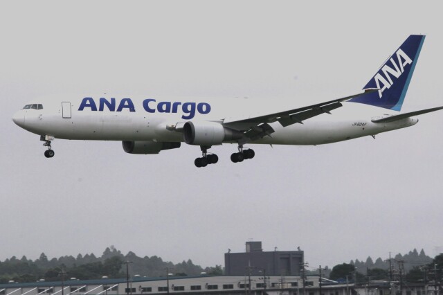 新城良彦さんが、成田国際空港で撮影した全日空 767-381F/ERの航空フォト（飛行機 写真・画像）