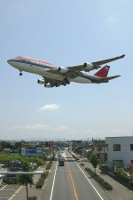 名古屋飛行場の撮影スポット「歩道橋の上」で撮影された飛行機の写真です。