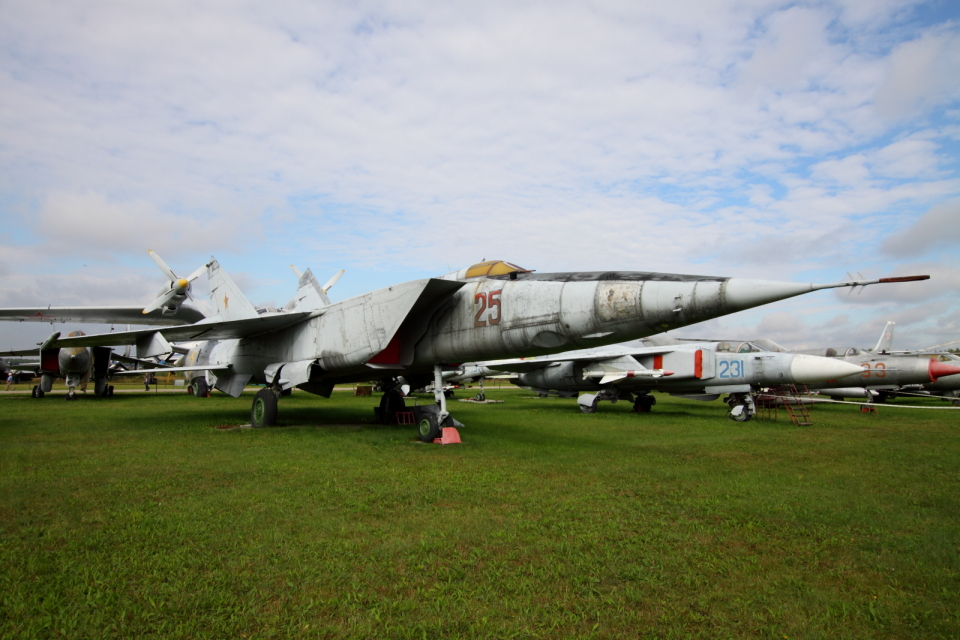 Koenig117さんのロシア航空宇宙軍 Mikoyan MiG-25 (25 RED) 航空フォト