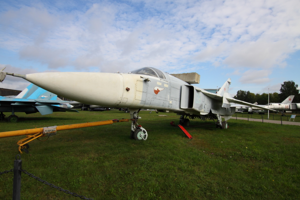 Koenig117さんのロシア航空宇宙軍 Sukhoi Su-24 (09 BLUE) 航空フォト