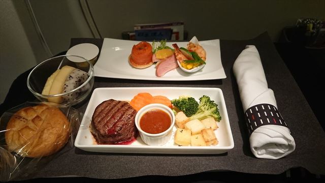 ビジネスクラスにしては、ちょっと寂しい機内食。 - JAL (日本